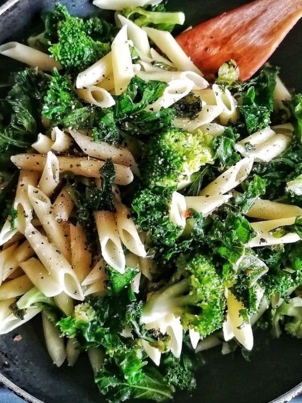Simple pasta with curly Kale and Broccoli stir-fry