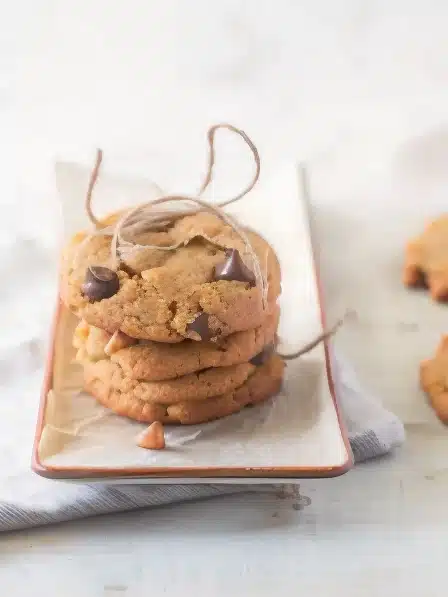 KETO PEANUT BUTTER CHOCOLATE CHIP COOKIES