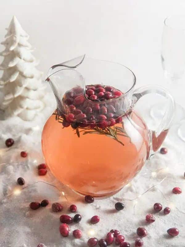 Easy Christmas Cranberry Champagne Cocktails