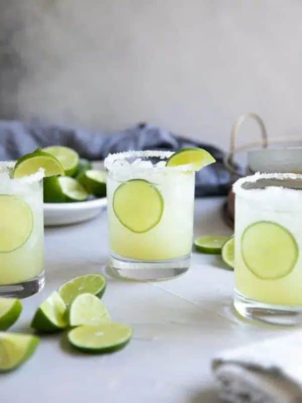 Classic Easy Margarita cocktail Recipe (How to Make a Margarita)