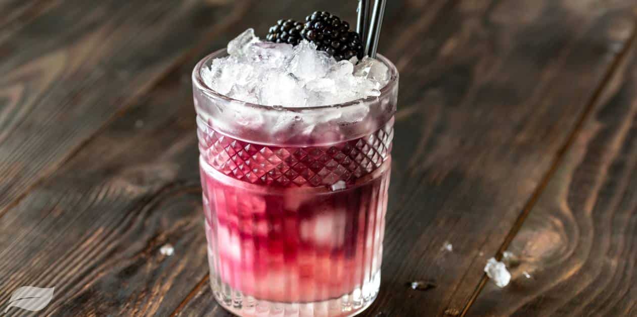 bramble cocktail on a wooden table